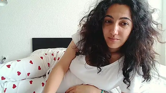 CharmingPearl online show from November 25, 2025, 10:15 am