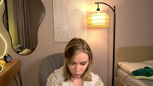 Mini Ashley online show from November 3, 2025, 3:24 pm