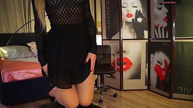 Snapshot of Nikki__Amour chatting on November 17, 2025, 8:42 am Nikki Amour online show from November 17, 2025, 8:42 am