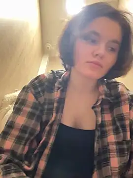 Snapshot of Xo_Laura chatting on February 4, 2026, 12:00 pm Xo Laura online show from February 4, 2026, 12:00 pm