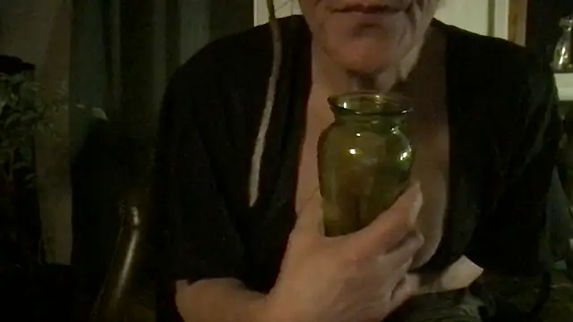 Snapshot of LadyShannie chatting on November 5, 2025, 6:19 pm LadyShannie online show from November 5, 2025, 6:19 pm