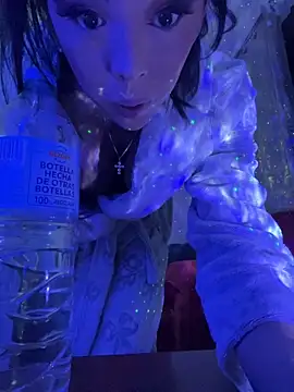 jamillydcastro online show from November 28, 2025, 11:18 pm