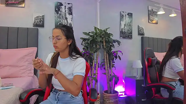 Snapshot of kendra_london chatting on November 25, 2025, 11:21 am kendra london online show from November 25, 2025, 11:21 am