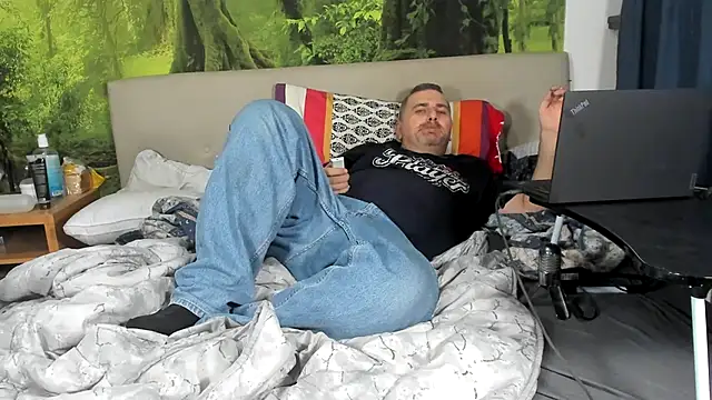 chubbydaddybear82 online show from November 9, 2025, 5:17 am