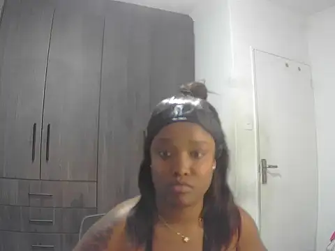 Snapshot of Cherry-OnTop chatting on November 2, 2025, 10:28 am Cherry-OnTop online show from November 2, 2025, 10:28 am