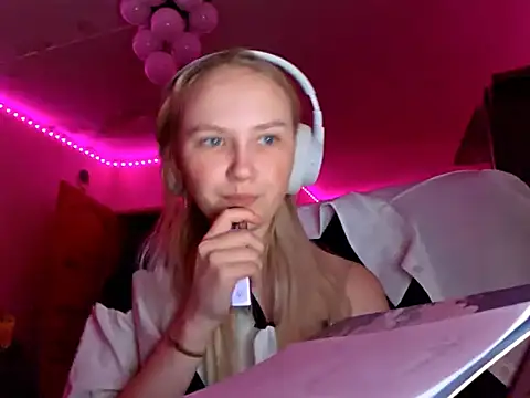 KarinRobertson online show from November 30, 2025, 3:27 pm