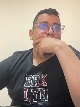 Snapshot of Dante_Valcur chatting on December 15, 2025, 1:26 pm Dante Valcur online show from December 15, 2025, 1:26 pm