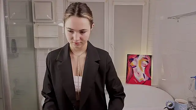 LeenaPuita online show from February 9, 2026, 4:44 pm