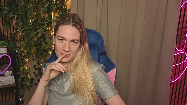 Snapshot of TonyaReid chatting on December 13, 2025, 7:53 pm TonyaReid online show from December 13, 2025, 7:53 pm