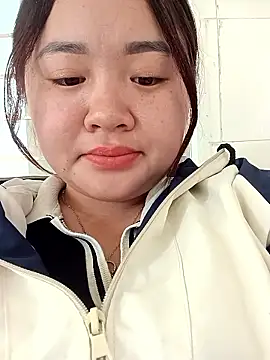 Snapshot of Bee-bgolden chatting on November 15, 2025, 1:03 am Bee-bgolden online show from November 15, 2025, 1:03 am