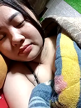 Snapshot of Bee-bgolden chatting on November 19, 2025, 1:49 am Bee-bgolden online show from November 19, 2025, 1:49 am