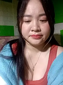 Snapshot of Bee-bgolden chatting on December 13, 2025, 8:36 pm Bee-bgolden online show from December 13, 2025, 8:36 pm