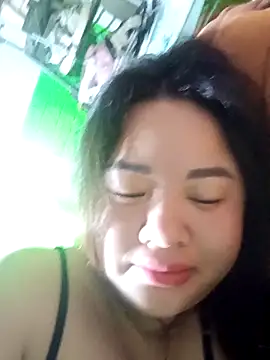 Snapshot of Bee-bgolden chatting on December 14, 2025, 11:42 pm Bee-bgolden online show from December 14, 2025, 11:42 pm