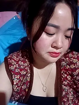 Snapshot of Bee-bgolden chatting on December 15, 2025, 12:20 pm Bee-bgolden online show from December 15, 2025, 12:20 pm