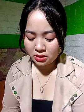 Snapshot of Bee-bgolden chatting on December 16, 2025, 1:10 am Bee-bgolden online show from December 16, 2025, 1:10 am