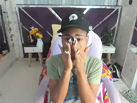 Snapshot of Santy_bigcock_01 chatting on November 18, 2025, 11:36 am Santy bigcock 01 online show from November 18, 2025, 11:36 am