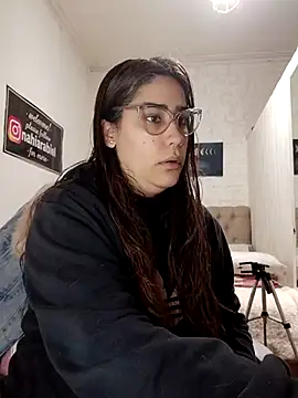 nahiarabiel33 online show from June 25, 2026, 7:29 pm