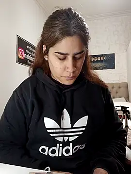 nahiarabiel33 online show from June 26, 2026, 7:29 pm