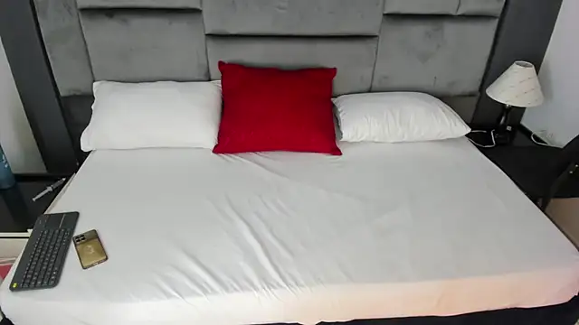 CatleyaSmith online show from December 22, 2025, 12:02 pm