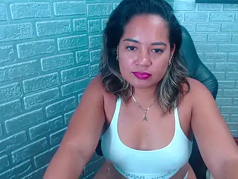 Bella Summers  online show from November 5, 2025, 3:45 pm