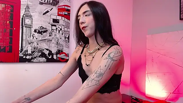 LAURALUXE online show from November 18, 2025, 1:04 pm