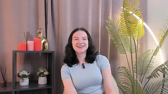 LatinaHuguenin online show from November 5, 2025, 5:35 pm