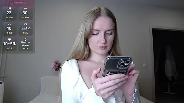 Snapshot of olliebells chatting on February 13, 2026, 12:23 pm olliebells online show from February 13, 2026, 12:23 pm