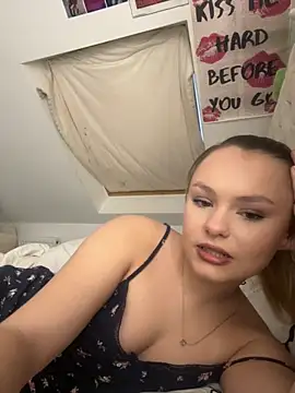 Snapshot of LillieWebb_ chatting on November 30, 2025, 4:11 pm LillieWebb online show from November 30, 2025, 4:11 pm