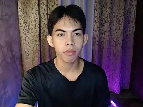 Snapshot of Urhotsilverboy chatting on December 18, 2025, 3:56 am Urhotsilverboy online show from December 18, 2025, 3:56 am