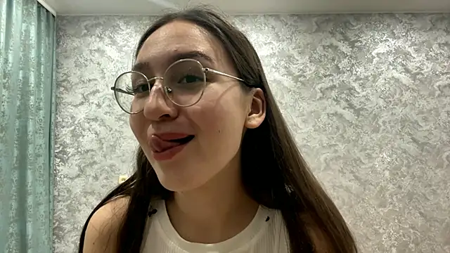 Snapshot of SofiYong chatting on November 17, 2025, 1:06 pm SofiYong online show from November 17, 2025, 1:06 pm