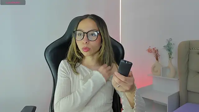 LuluuBerry online show from November 22, 2025, 12:59 pm