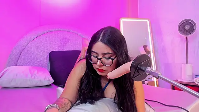 Snapshot of Amy_whittee chatting on November 11, 2025, 7:36 pm Amy whittee online show from November 11, 2025, 7:36 pm