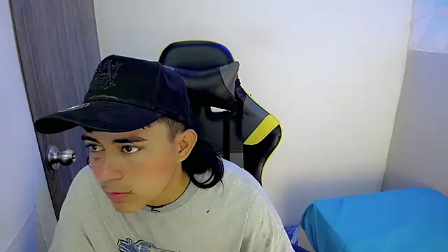 Snapshot of Tatann_18 chatting on November 18, 2025, 8:57 pm Tatann 18 online show from November 18, 2025, 8:57 pm