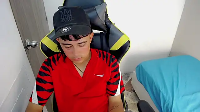 Snapshot of Tatann_18 chatting on November 19, 2025, 8:20 pm Tatann 18 online show from November 19, 2025, 8:20 pm