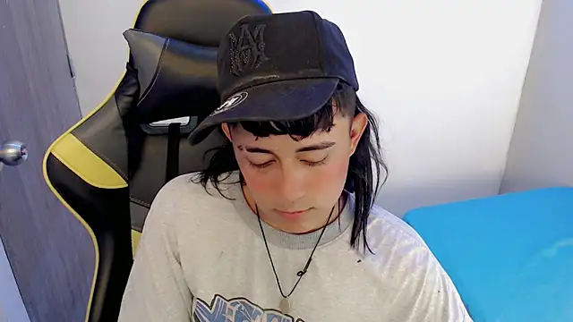 Snapshot of Tatann_18 chatting on November 21, 2025, 8:40 pm Tatann 18 online show from November 21, 2025, 8:40 pm