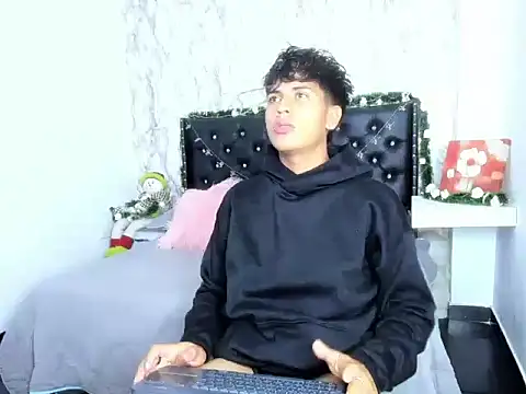 Valentino Lane online show from December 16, 2025, 2:16 am