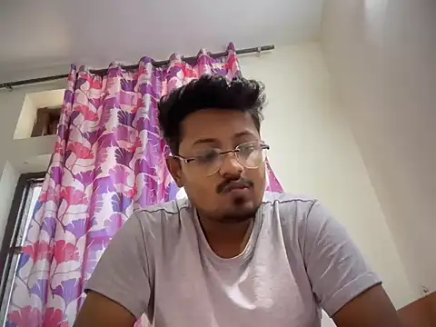 Snapshot of Your_yash2 chatting on November 6, 2025, 4:24 am Your yash2 online show from November 6, 2025, 4:24 am