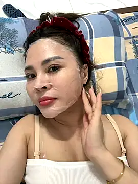 hellela-a online show from November 7, 2025, 6:41 pm