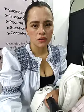 Snapshot of ALEJA__22 chatting on February 4, 2026, 6:25 pm ALEJA 22 online show from February 4, 2026, 6:25 pm