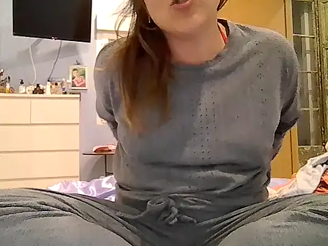 Domiqueen online show from November 6, 2025, 5:36 pm