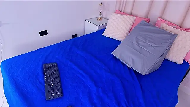 alanarose18 online show from February 12, 2026, 7:20 pm