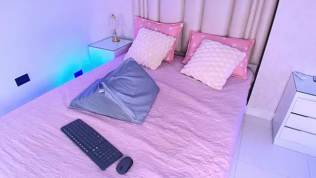 alanarose18 online show from February 20, 2026, 7:25 pm