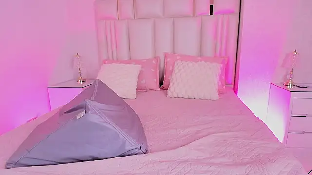 alanarose18 online show from March 10, 2026, 7:19 pm