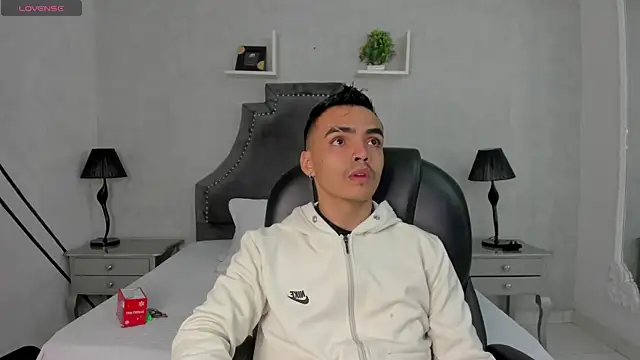 Snapshot of NicoKingg_ chatting on December 3, 2025, 4:42 am NicoKingg online show from December 3, 2025, 4:42 am