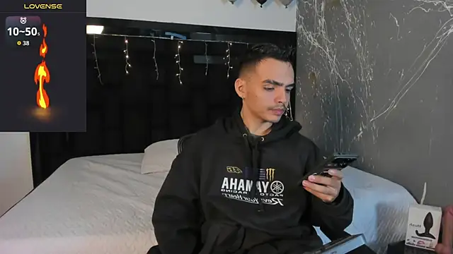 Snapshot of NicoKingg_ chatting on December 5, 2025, 4:10 am NicoKingg online show from December 5, 2025, 4:10 am