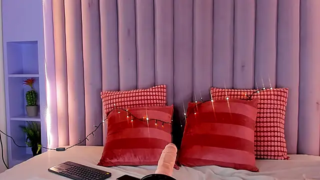 NicoletCherry   online show from December 15, 2025, 8:02 pm