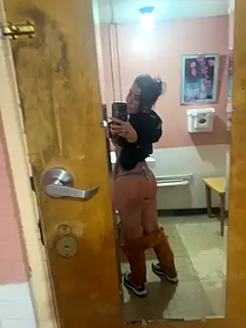 Snapshot of ValayaNoire chatting on November 9, 2025, 9:40 am ValayaNoire online show from November 9, 2025, 9:40 am