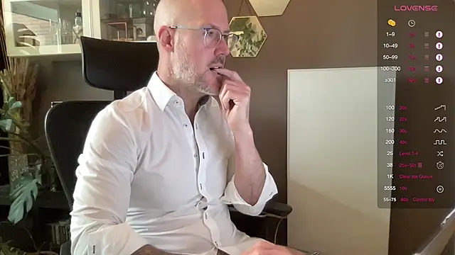 Snapshot of the_new_fit_rubinho chatting on April 13, 2026, 8:31 am the new fit rubinho online show from April 13, 2026, 8:31 am