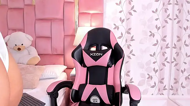 Snapshot of EllaEvanz chatting on January 17, 2026, 8:23 pm EllaEvanz online show from January 17, 2026, 8:23 pm