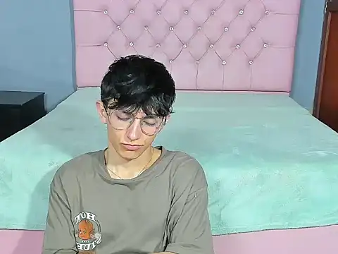 ElanGiraldo online show from January 14, 2026, 9:31 pm